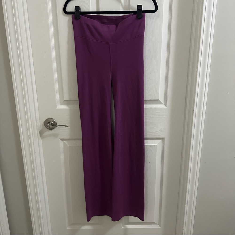 PACT Organic Cotton Ribbed Bootcut Leggings Women’s Size Large Plum Purple color